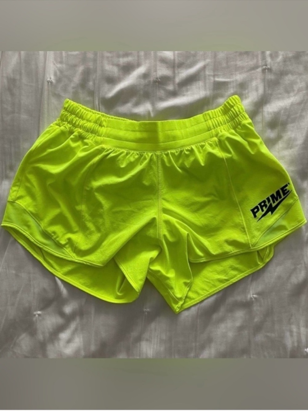 Lululemon Hotty Hot Short Low-Rise Size 8 Highlight Yellow